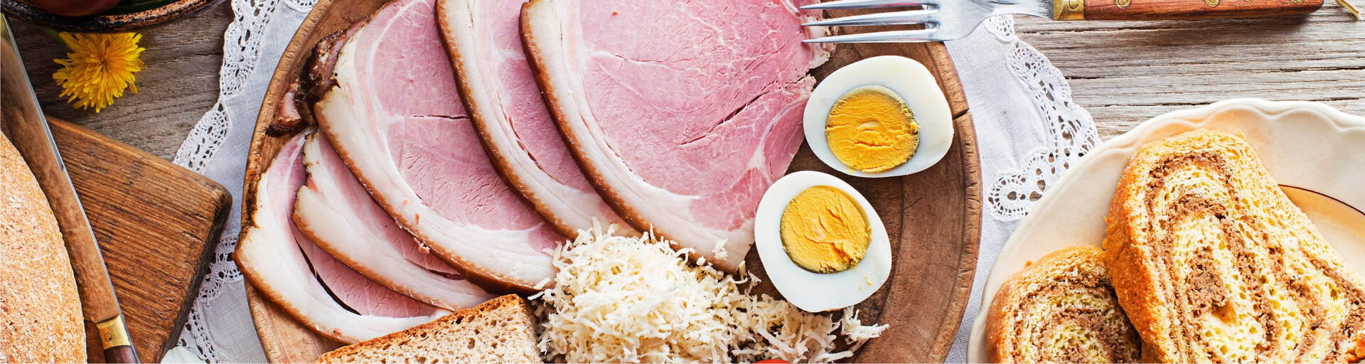 Osterbrunch: Schinken, Ostereier und Kärnter Reindling gehören dazu | © shutterstock