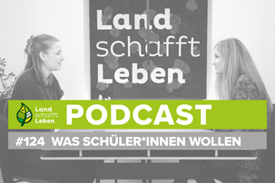 Maria Fanninger und Flora Schmudermayer im Podcast-Studio von Land schafft Leben | © Land schafft Leben