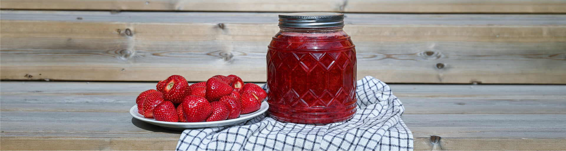 Gelierzucker 2:1, Erdbeeren und Marmelade in einer Schüssel auf einem karierten Tuch. | © Freepik
