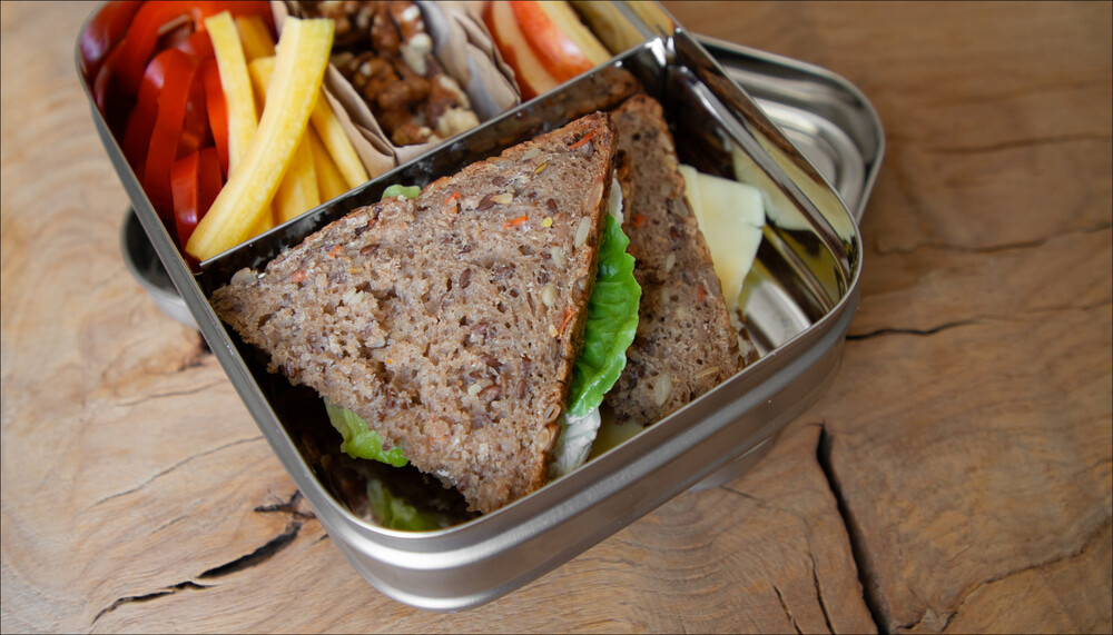 Jausenbox mit Jausenbrot, Gemüse und Obst | © Land schafft Leben