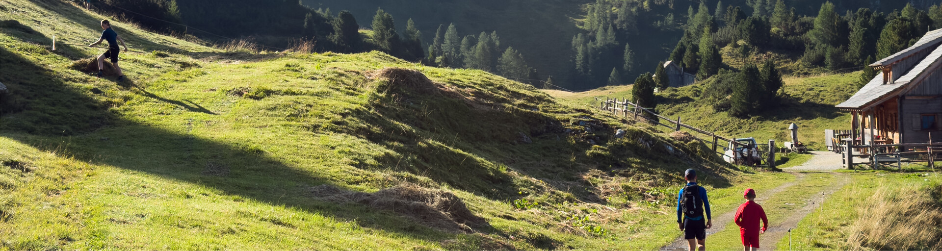 Wandern auf Almen auf Wegen des Alpenvereins zu gepflegten Hütten | © Land schafft Leben