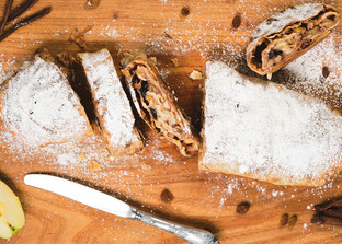 Gezogener Apfelstrudel hat in Österreich Tradition | © magnify