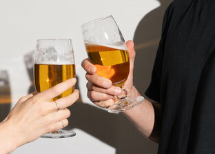 Bier anstoßen | © Land schafft Leben