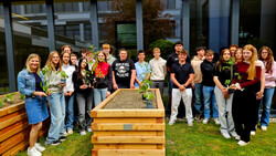 Schülerinnen und Schüler mit Hochbeet | © HTL Zeltweg