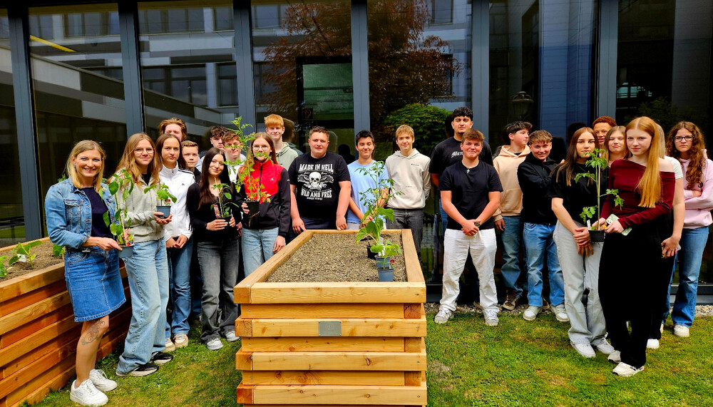 Schülerinnen und Schüler mit Hochbeet | © HTL Zeltweg