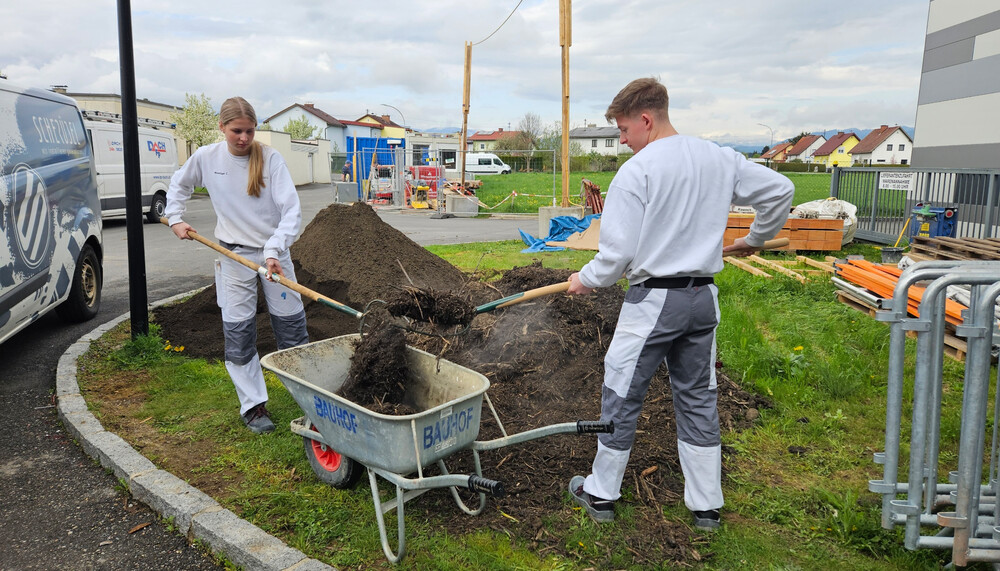 Hochbeet befüllen | © HTL Zeltweg
