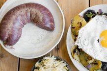 Rezept für Blutwurst Gröstl mit Kartoffel und Spiegelei - tradtionelles Gericht mit Respekt fürs Tier | © Land schafft Leben