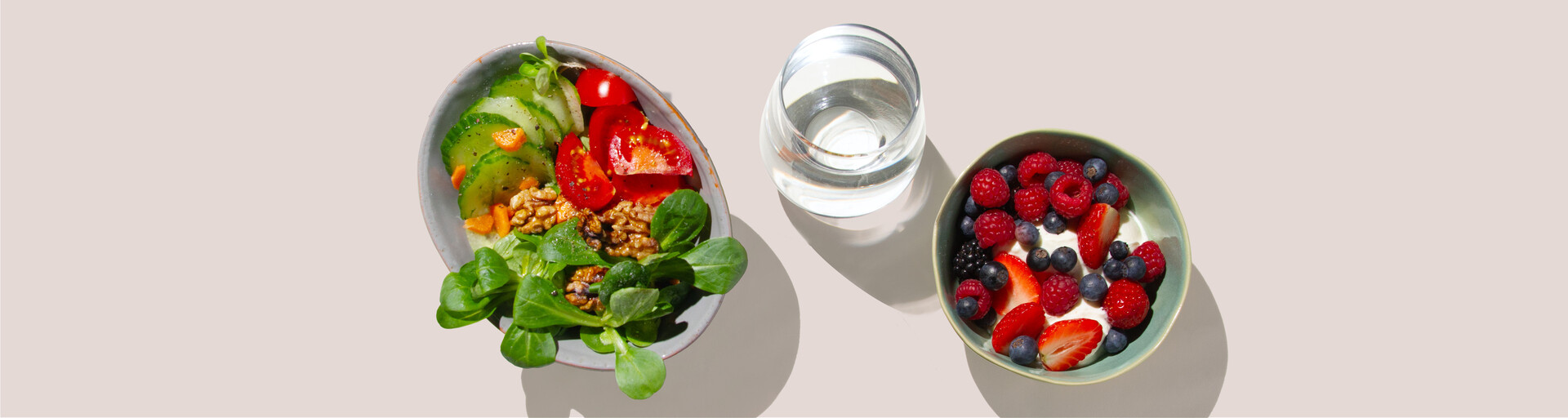 Salat, Obst mit Joghurt, Wasser | © Land schafft Leben