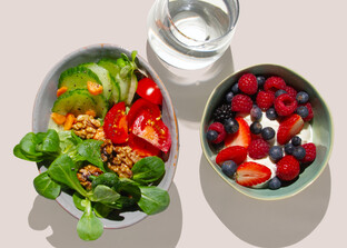 Salat, Obst mit Joghurt, Wasser | © Land schafft Leben