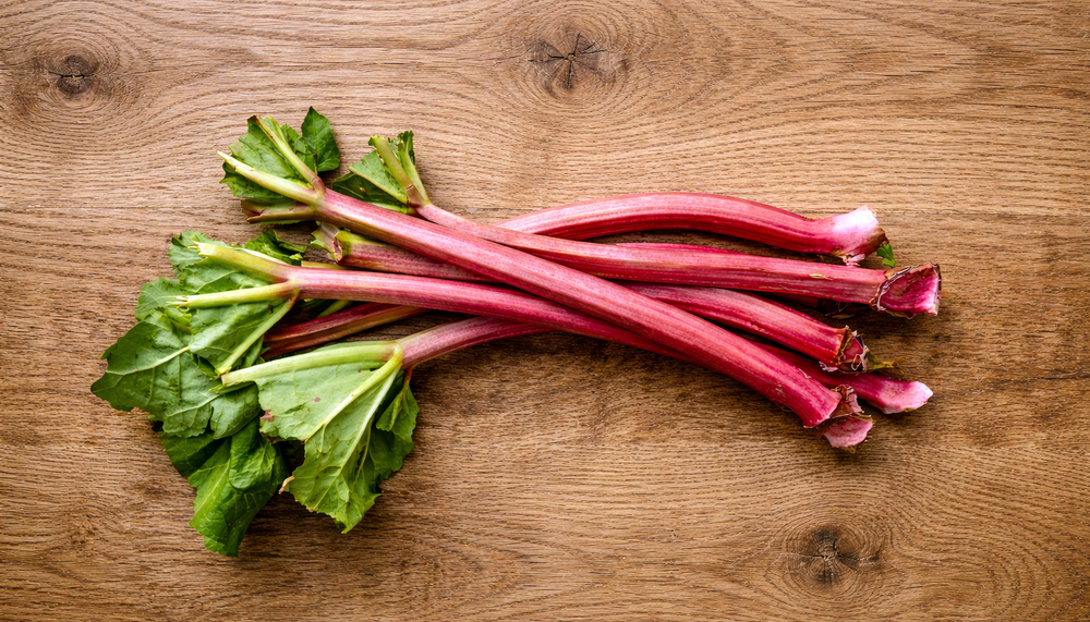 Gemuese oder Obst? Wissenswertes über den Rhabarber: Fakten von der Stange bis zum Staengel | © KI generiert