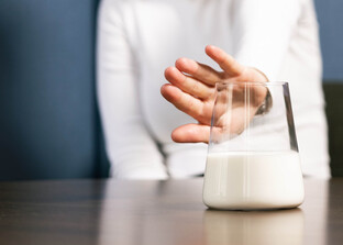 Alternative zur Kuhmilch: laktosefreie Lebensmittel bei Unverträglichkeit | © Land schafft Leben