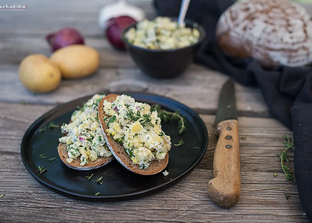 Kartoffelkäse-Aufstrich auf Brot | © Carletto Photography
