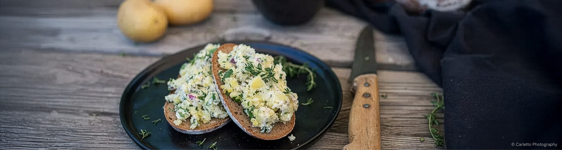 Kartoffelkäse-Aufstrich auf Brot | © Carletto Photography