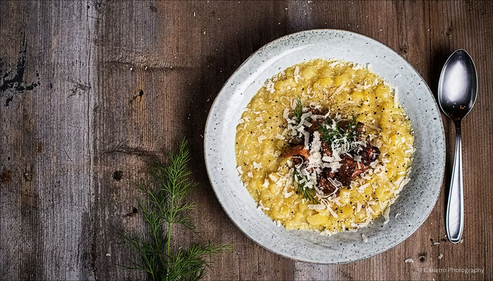 Kartoffe-Risotto mit Eierschwammerl und geriebenem Bergkäse | © Carletto Photography