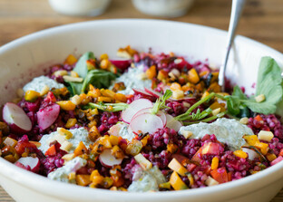 Salat aus Buchweizen mit Radieschen Rote Rueben Hokkaido Ziegenkäse | © Land schafft Leben