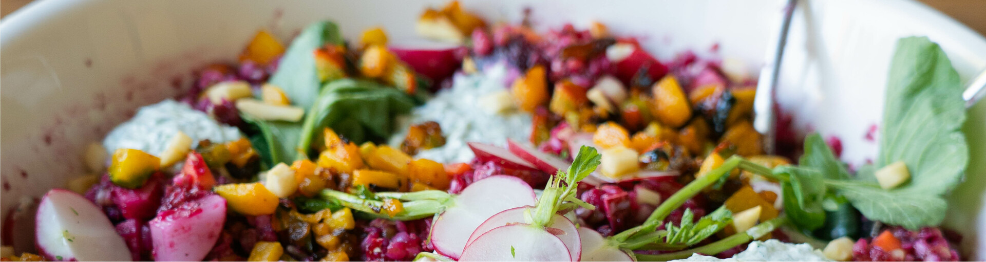 Salat aus Buchweizen, saisonalem Gemüse, Ziegenkäse und Kräuter | © Land schafft Leben