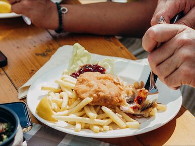 Schnitzel mit Pommes und Preiselbeeren | © Mila Zytka/Land schafft Leben