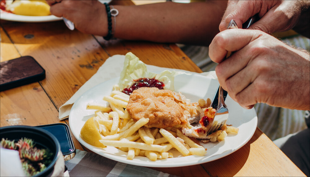 Schnitzel mit Pommes und Preiselbeeren | © Mila Zytka/Land schafft Leben