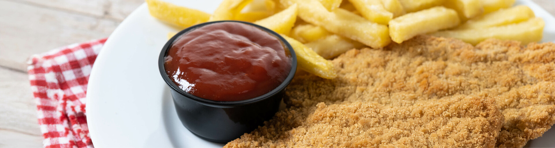 Schnitzel mit Pommes und Ketchup | © Freepik