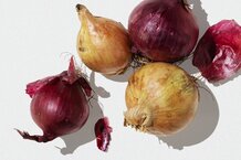 gelbe und rote Zwiebeln | © Land schafft Leben