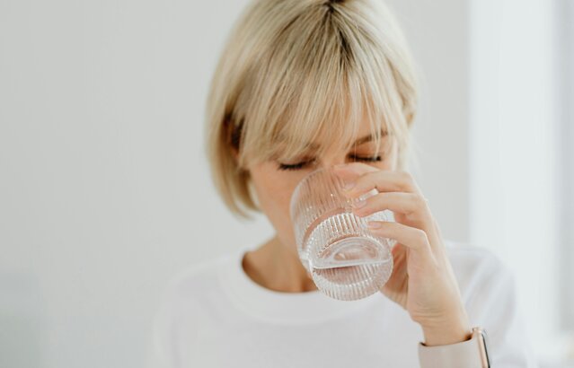 Frau trinkt Wasser | © Pexels, Karolina Grabwoska