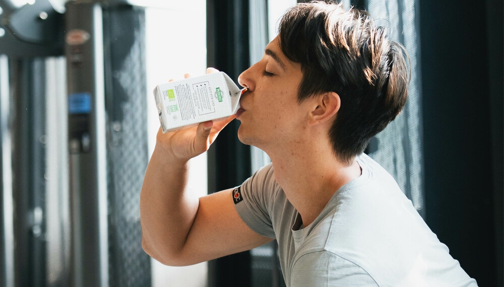 Essen und Sport | © Land schafft Leben Junge trinkt Buttermilch im Fitnessstudio | © Land schafft Leben