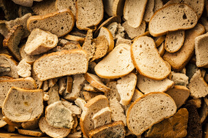 Trockene Brotscheiben in Müll | © Shutterstock