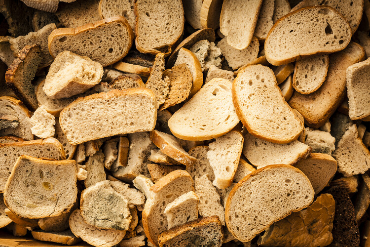 Lebensmittelmüll, Trockene Brotscheiben in Müll | © Shutterstock