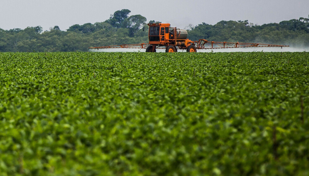 Traktor versprüht Pestizide auf grünem Feld | © Greenpeace / Bruno Kelly