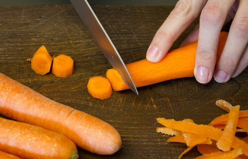 Karotten schneiden | © Land schafft Leben