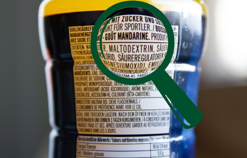 Lupe vergrößert "Maltodextrin" auf Lebensmittelverpackung | © Land schafft Leben