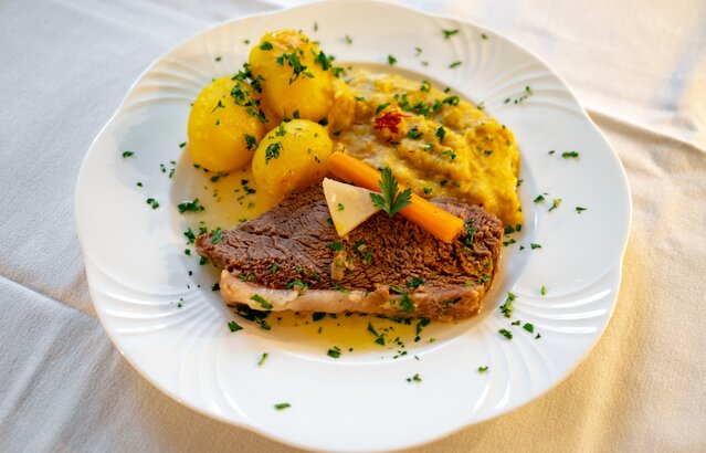 Gericht Tafelspitz mit Kartoffeln und Semmelkren auf Teller | © Land schafft Leben