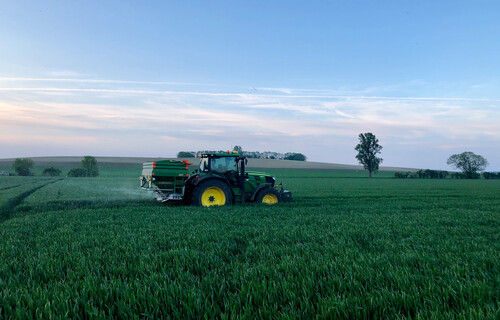 Traktor fährt auf Feld | © Land schafft Leben