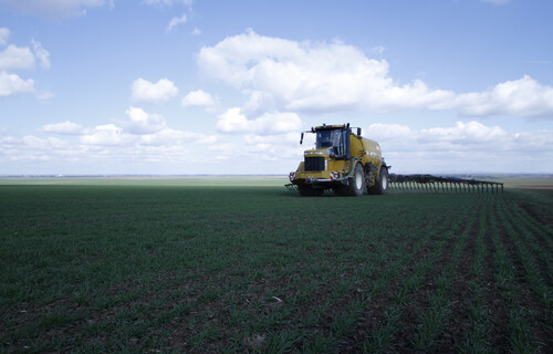 Traktor düngt ein Feld | © Land schafft Leben