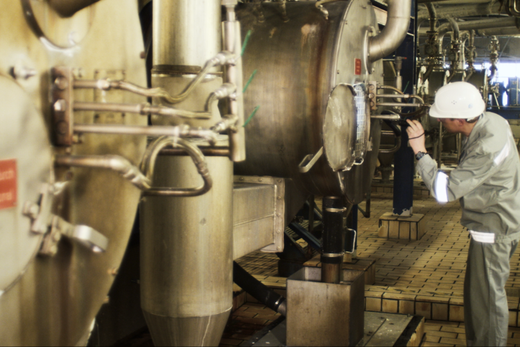 Arbeiter bedient Zentrifuge in Salzbergwerk  | © Salinen Austria AG 