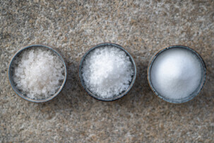 Schüsseln mit grobem, feineren und feinem Salz | © Land schafft Leben 