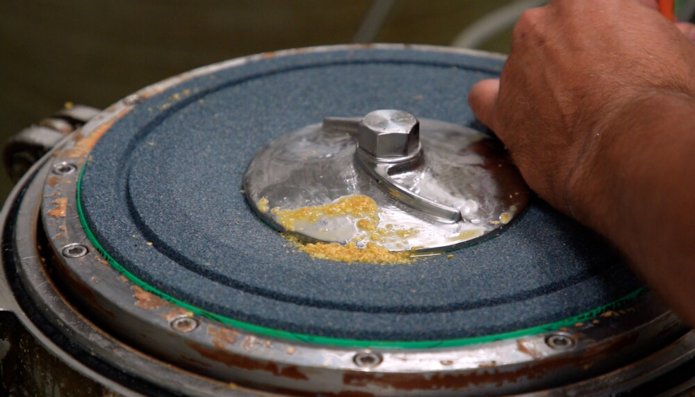 Senfmühle aus Granit, Maische wird gemahlen | © Land schafft Leben