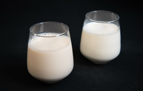 ein Glas mit Sojadrink und ein Glas mit Milch | © Land schafft Leben