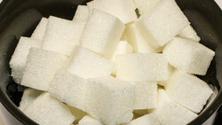Zuckerwürfel in Schüssel | © Land schafft Leben