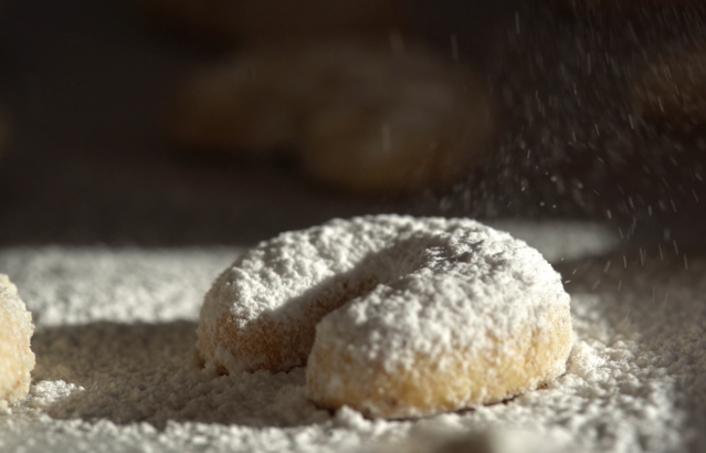 Vanillekipferl wird mit Zucker bestäubt | © Land schafft Leben