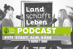 Marlene Kelnreiter und Maria Fanninger im Podcast-Studio von Land schafft Leben | © Land schafft Leben