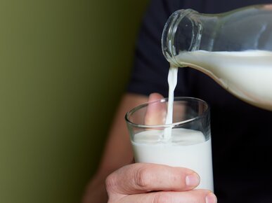 Milch im Glas und in der Flasche | © Land schafft Leben