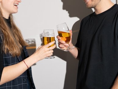 Bier anstoßen | © Land schafft Leben