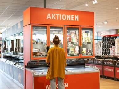 Frau im Supermarkt vor Regal mit Angeboten | © Land schafft Leben