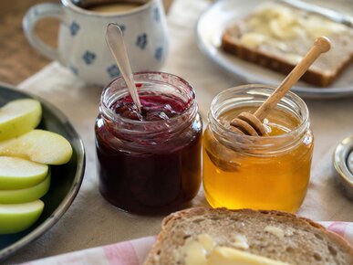 Marmelade und Honig am Frühstückstisch