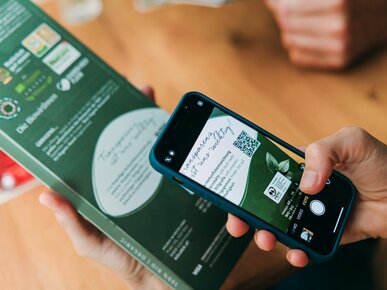 Herkunftskennzeichnung mit QR-Code zum Scannen in der Speisekarte | © Land schafft Leben