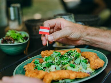 Backhendlsalat aus Österreich | © Land schafft Leben